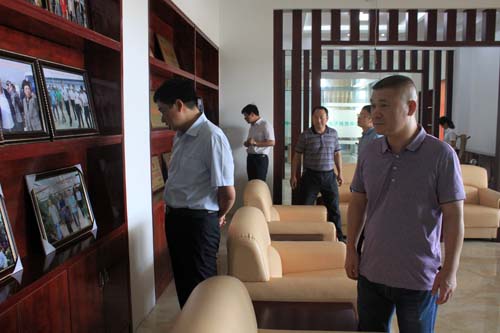 孙其泉参观花木城荣誉墙